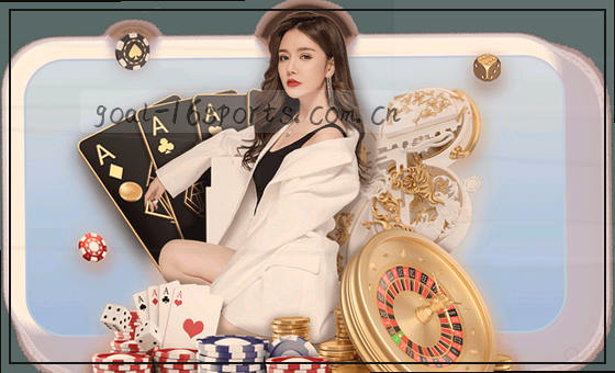 一位女士对着电脑屏幕微笑,旁边有绿植和咖啡杯。